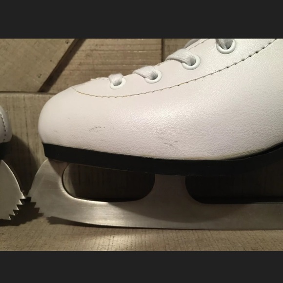 Winnwell Girls Figure Skates Size 4J Scratched - Picture 3 of 12
